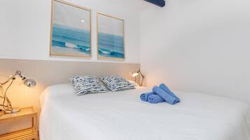 2 bedrooms, iron/ironing board, WiFi