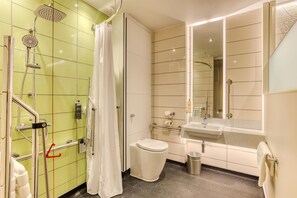 Standard-Doppelzimmer, rollstuhlgeeignete Dusche | Barrierefreies Bad