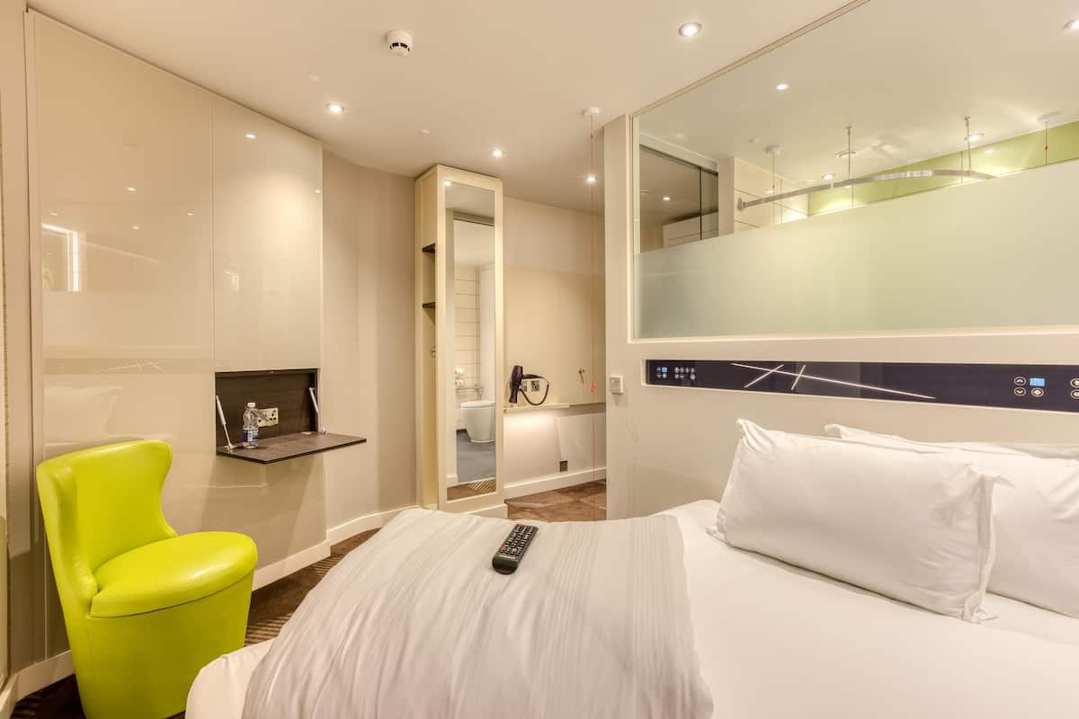 Standard Double Room, Roll-in Shower