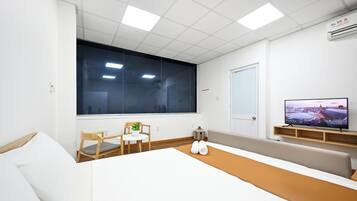 Family Apartment | Hypo-allergenic bedding, in-room safe, desk, laptop workspace