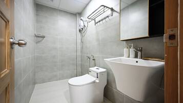 Appartement Familial | Salle de bain | Douche, douche à « effet pluie », sèche-cheveux, chaussons