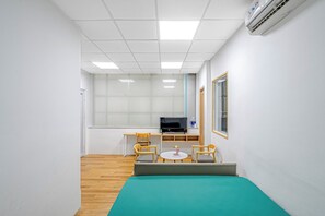 Deluxe-Studio | Allergikerbettwaren, Zimmersafe, Schreibtisch