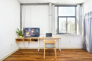 Executive-Doppelzimmer, Balkon, Stadtblick | Allergikerbettwaren, Zimmersafe, Schreibtisch