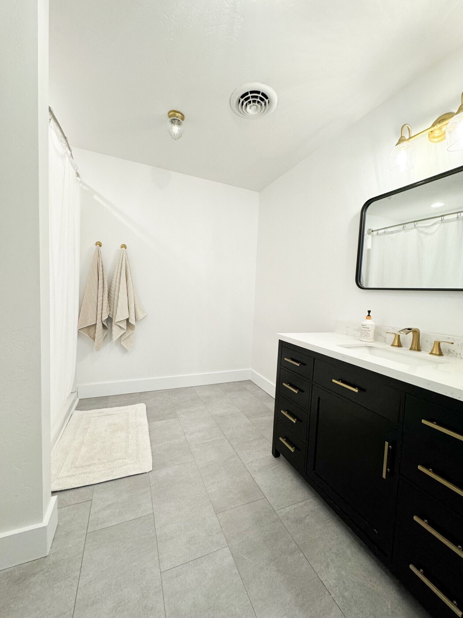 Toalhas de banho, sabonete, papel higiênico 