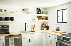 Fridge, microwave, oven, stovetop - Cozy Country Farmhouse (Burley)