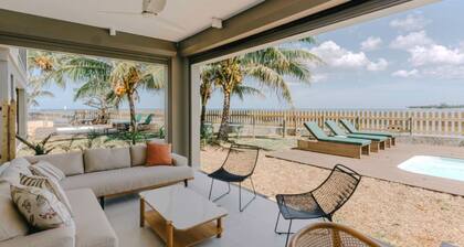 Located directly on the beach in Tamarin with private garden and swimming pool.