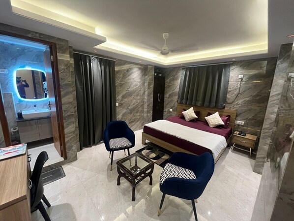 Deluxe Double Room, City View | Free WiFi - Roomshala 180 Divine Residency (New Delhi)