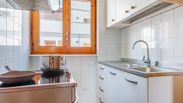 Family Apartment, 3 Bedrooms, Sea Facing (Gelsi Mori Seafront Otranto) | Private kitchen