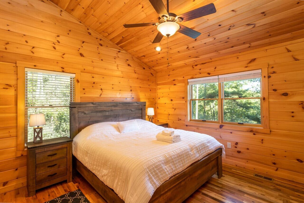 3 bedrooms, desk, WiFi, bed sheets