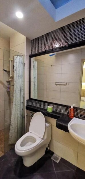 Premium villa, 6 slaapkamers | Badkamer | Een douche, een haardroger, handdoeken, toiletpapier