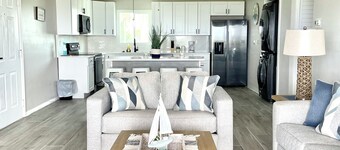 Sunrise Ocean View Property, Walk to the Sand!
Huchinson Island 2Bed/2Bath