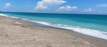 Sunrise Ocean View Property, Walk to the Sand!
Huchinson Island 2Bed/2Bath