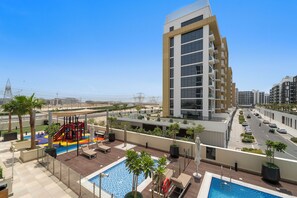 Outdoor pool - Lovely Studio with Gym, Pool and BBQ Facilities (Meydan Dubai)