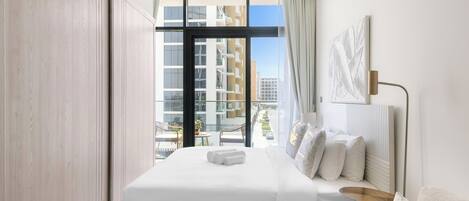 1 dormitori, caixa forta a l'habitació i planxa i posts de planxar