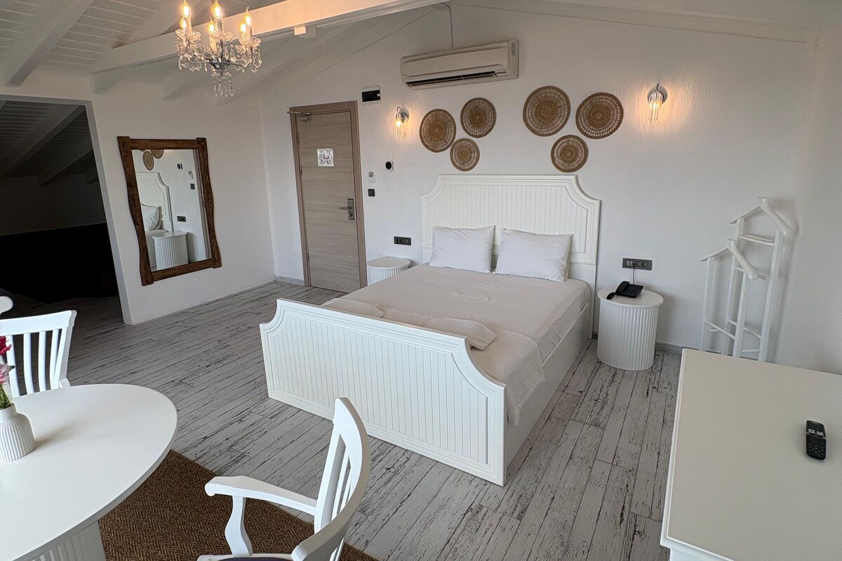 Family Room | Egyptian cotton sheets, premium bedding, Select Comfort beds