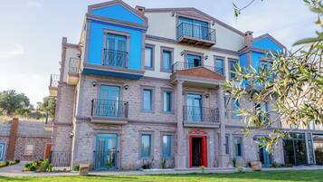 Vista frontal de la propiedad