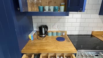 Fridge, oven, stovetop, electric kettle