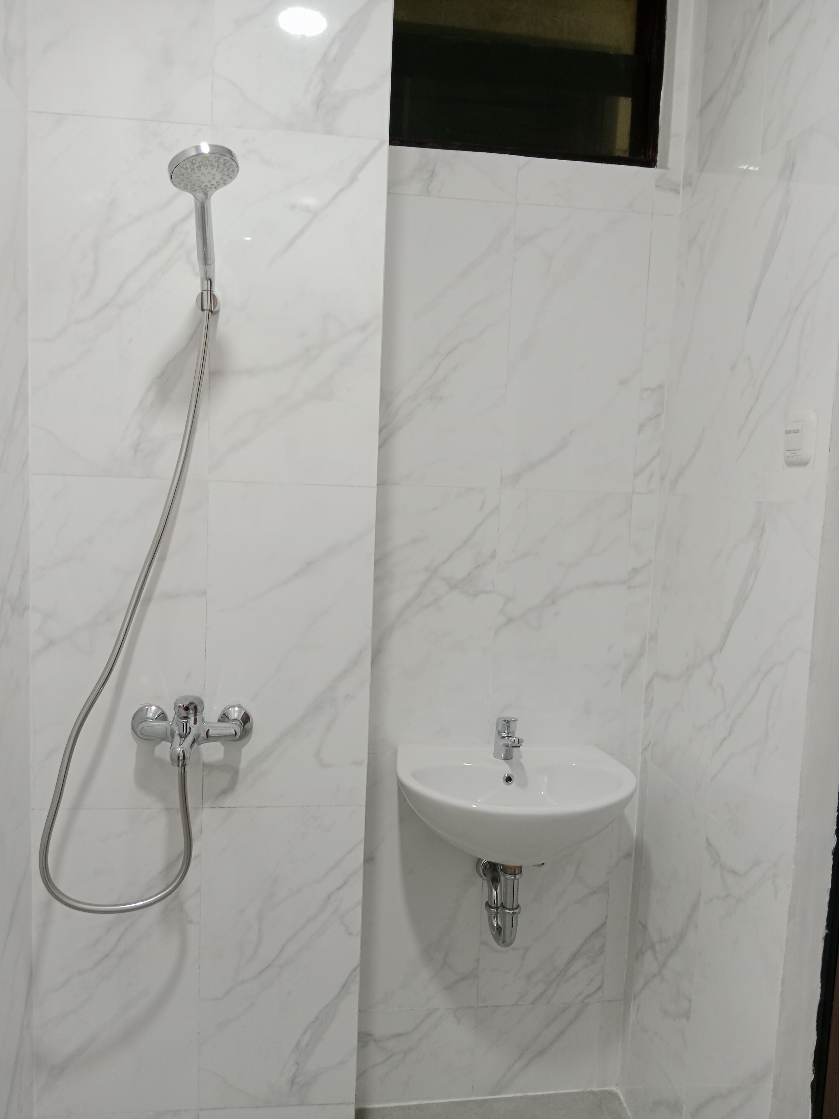 Deluxe Twin Room | Bathroom | Shower, free toiletries, slippers, soap