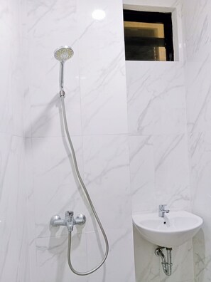 Shower, free toiletries, slippers, soap - Andita Syariah Hotel (Surabaya)