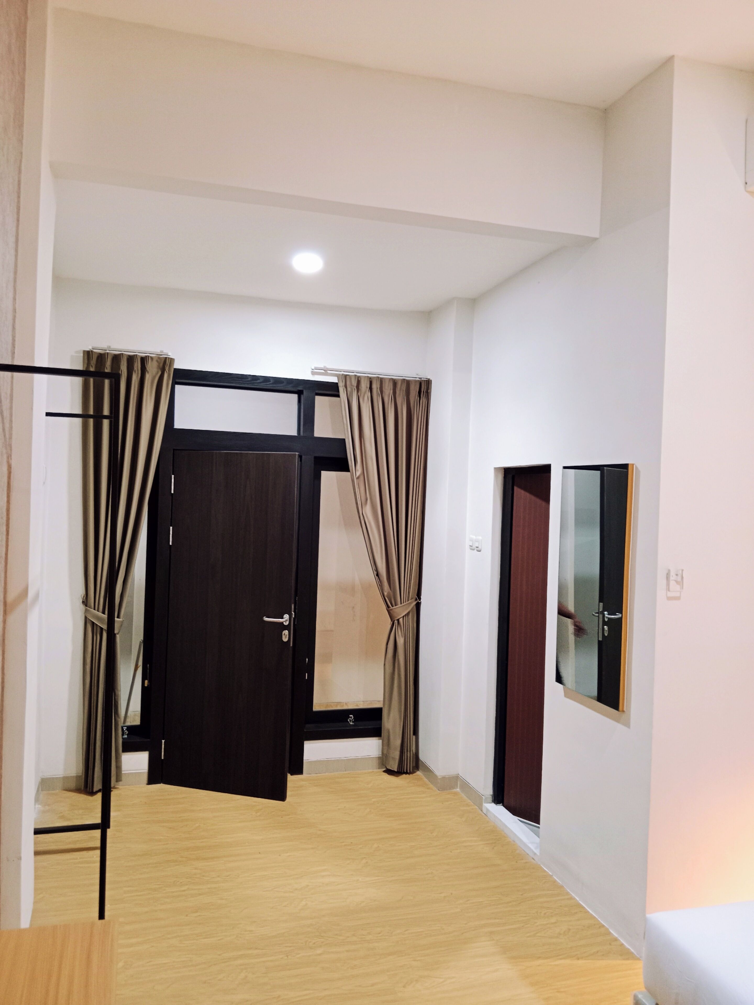 Habitación Deluxe doble | Zona de estar | Televisión LED de 32 pulgadas con canales por cable