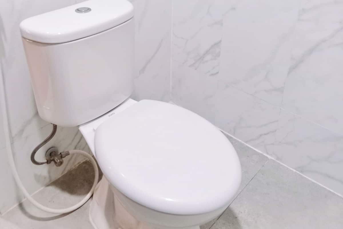 Dusche, kostenlose Toilettenartikel, Hausschuhe, Seife