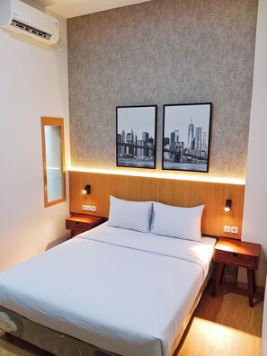 Desk, soundproofing, rollaway beds, free WiFi