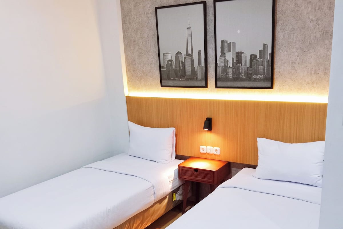 Standard-Zweibettzimmer | Schreibtisch, schallisolierte Zimmer, Zustellbetten, kostenloses WLAN