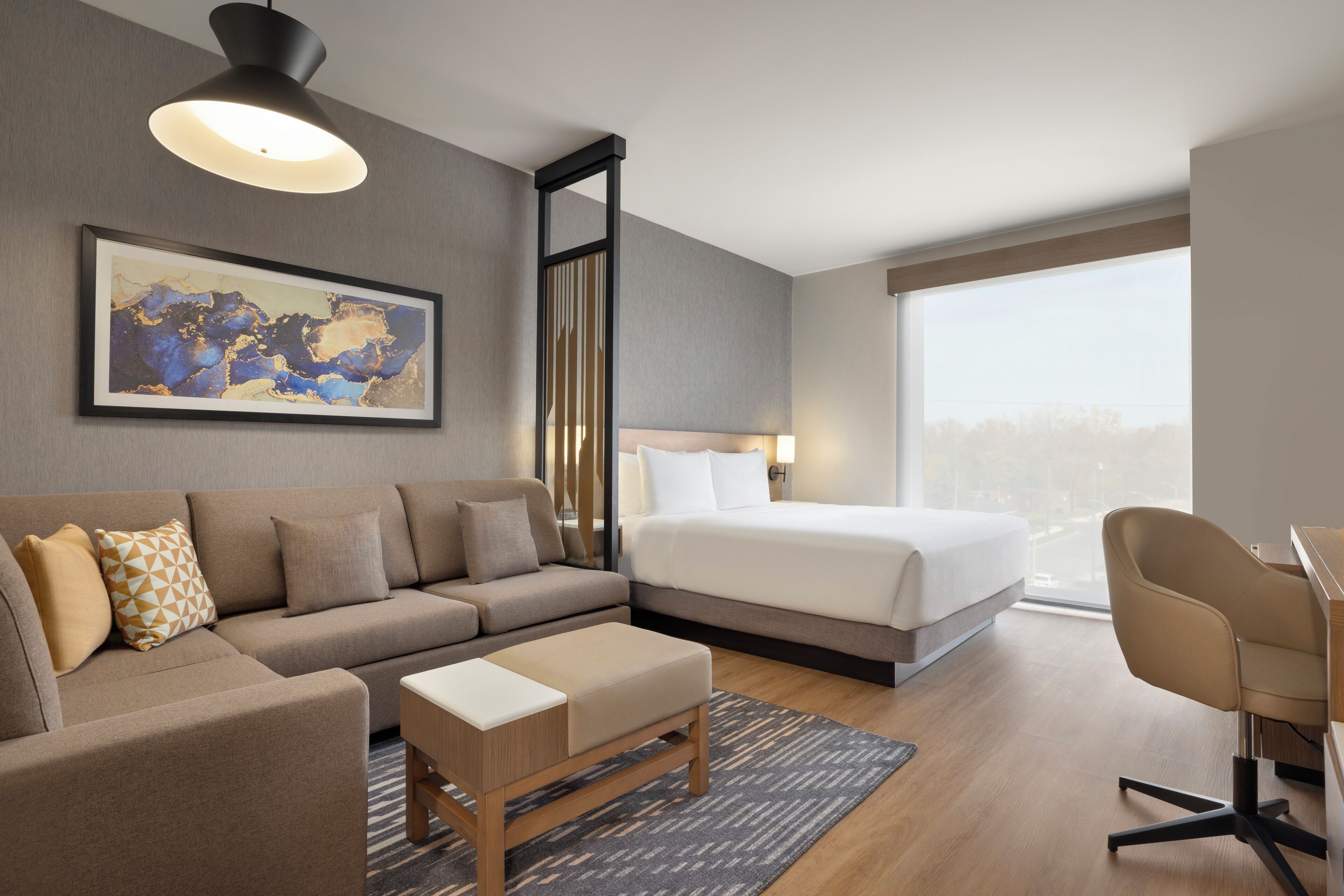 Safe på rommet, blendingsgardiner og strykejern/-brett