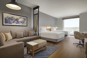 Coffre-fort, rideaux dâobscurcissement, fer et planche Ă repasser