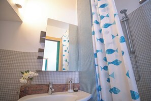 Doccia, asciugacapelli, bidet, asciugamani