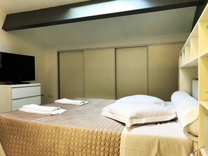 4 bedrooms, desk, iron/ironing board, WiFi