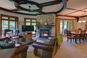 Televisión y chimenea 