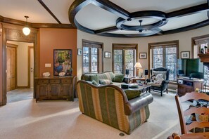 Televisión y chimenea 