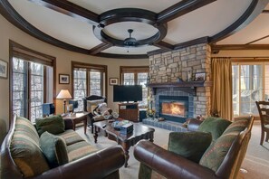 Televisión y chimenea 