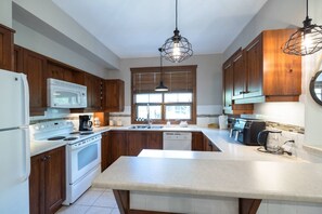 Fridge, oven, stovetop, dishwasher