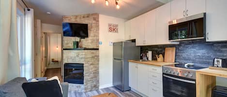 Réfrigérateur, four à micro-ondes, un four, surface de cuisson