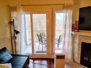TV - Charming Tremblant 1 Bedroom -Pool + Hot Tub (Mont-Tremblant)
