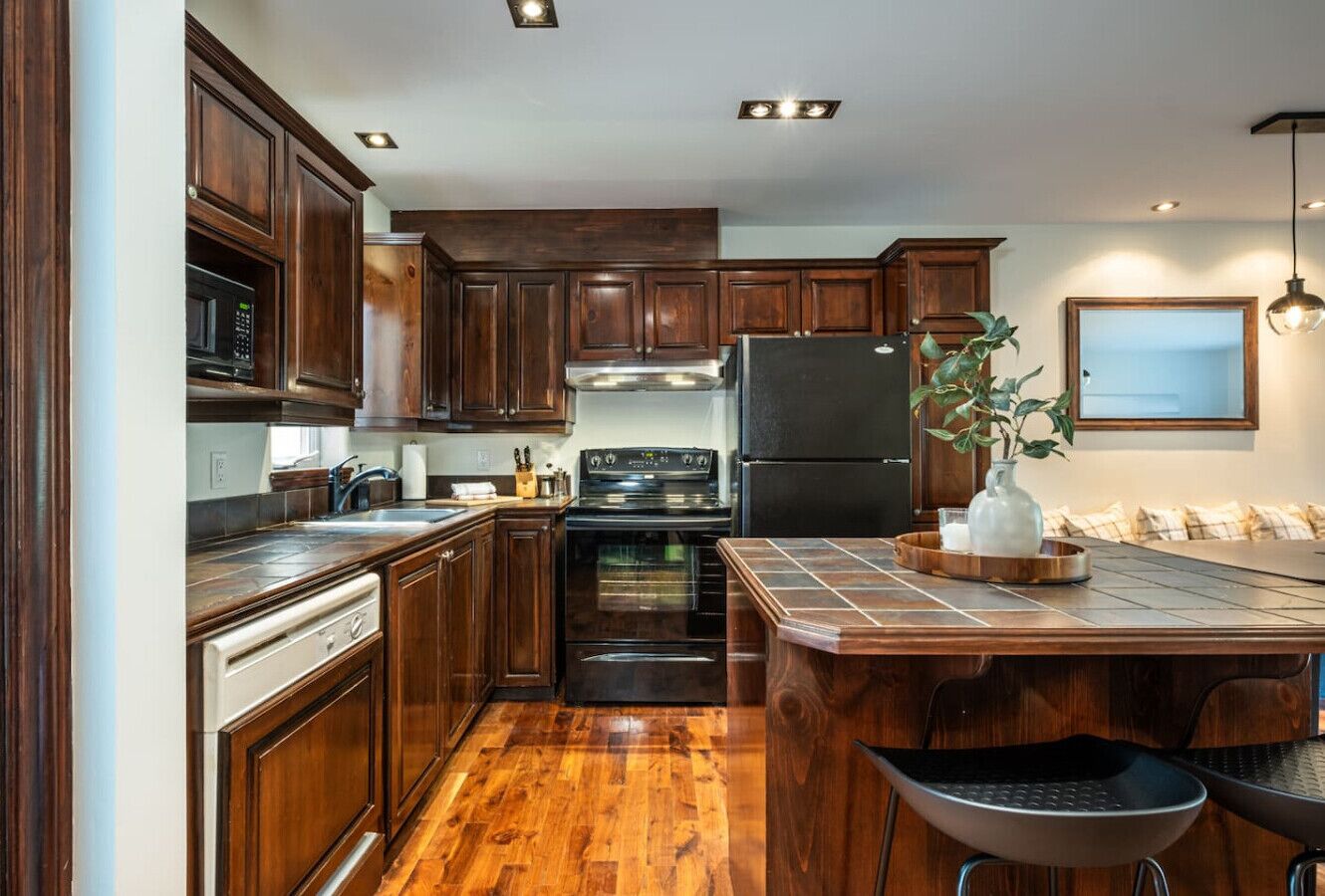 Kylskåp, mikrovågsugn, ugn och spishäll