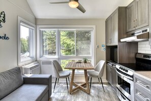 Fridge, oven, stovetop, dishwasher - Cozy Lodge on the Mont Tremblant Ski Mountain (Mont-Tremblant)