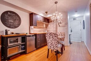 Coffee/tea maker, cookware/dishes/utensils, dining tables