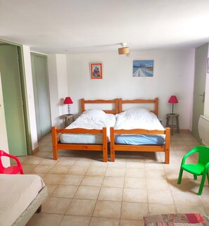 6 Schlafzimmer, Bügeleisen/Bügelbrett