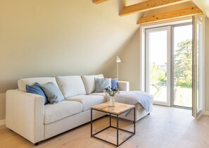 TV, books - Stilvolle Wohnung mit Meerblick auf die Amrumer Odde in Adas Hüs in Norddorf (Norddorf auf Amrum)