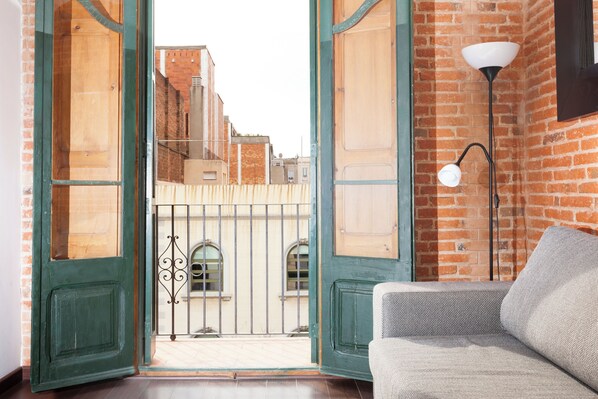 TV - Amazing Classic Apartment by Sagrada Familia With Balcony an (Barcelona)