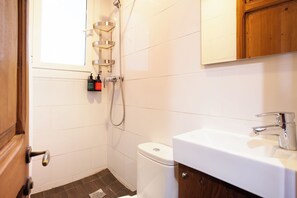 Bathroom - Amazing Classic Apartment by Sagrada Familia With Balcony an (Barcelona)