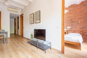 2 bedrooms, iron/ironing board, WiFi - Amazing Classic Apartment by Sagrada Familia With Balcony an (Barcelona)