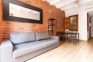 TV - Amazing Classic Apartment by Sagrada Familia With Balcony an (Barcelona)