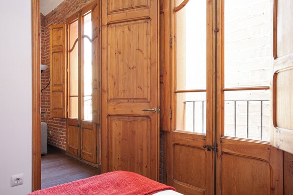 2 bedrooms, iron/ironing board, WiFi