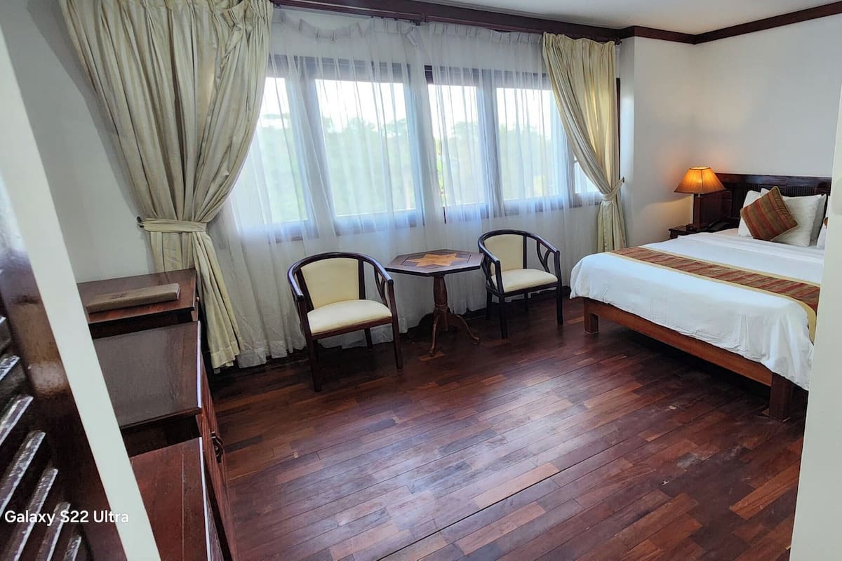 มินิบาร์, โต๊ะทำงาน, ห้องเก็บเสียง, Wi-Fi ฟรี