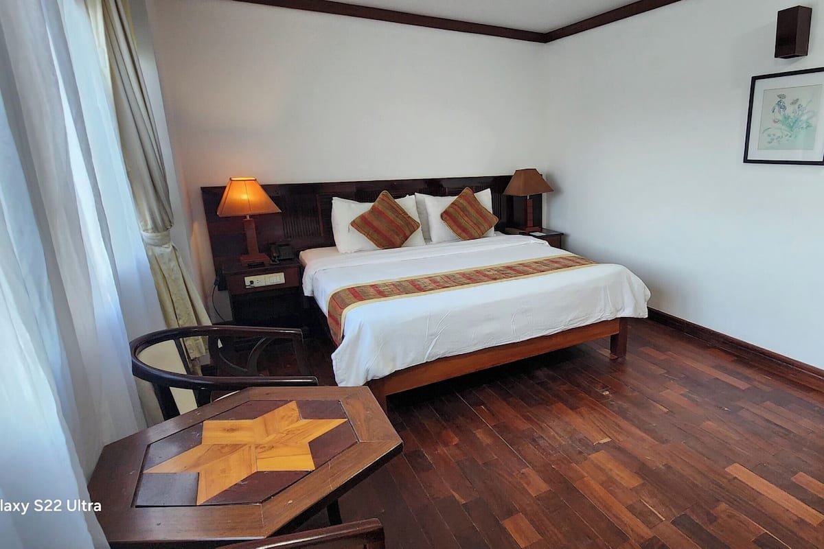 มินิบาร์, โต๊ะทำงาน, ห้องเก็บเสียง, Wi-Fi ฟรี