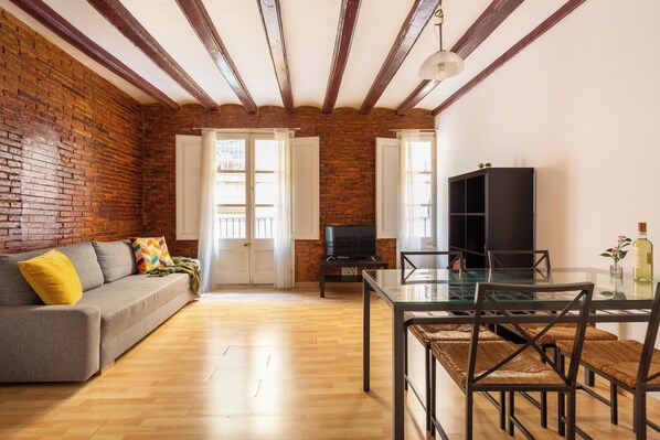 TV - Ramblas Renovated Flat With Authentic Designs (Barcelona)